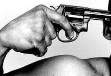 84enne suicida, trovato con la pistola ancora in pugno