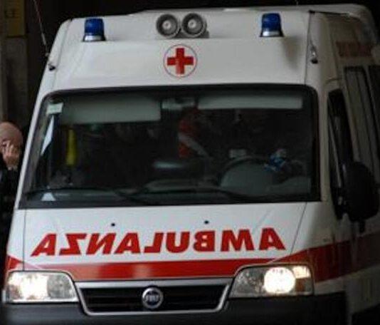 Veglia per giorni il marito morto in casa poi tenta il suicidio