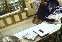 Due donne si fingono clienti e svaligiano gioielleria nel vibonese