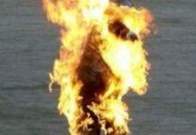 Cosparge di liquido infiammabile il rivale in amore e gli da fuoco.