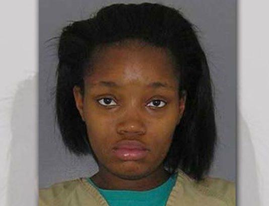 Prende a pugni il figlio di due mesi, “Non mi faceva dormire”