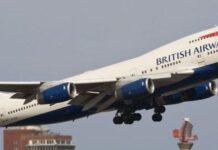 Migrante nascosto nel carrello aereo precipita sulle case durante atterraggio, morto