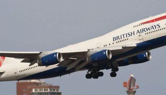 Migrante nascosto nel carrello aereo precipita sulle case durante atterraggio, morto