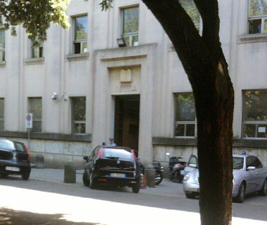 Donna tenta di entrare con un martello nel Tribunale di Vibo, voleva colpire un giudice