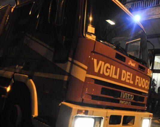 Divampa incendio in casa, 21enne muore a letto, il fratello si salva lanciandosi dalla finestra