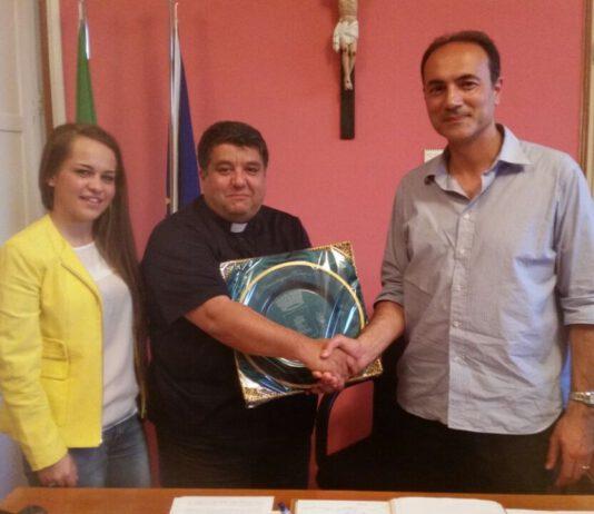 Oppido Mamertina, L’Amministrazione Giannetta festeggia il 25esimo anniversario di sacerdozio di Don Cesare Di Leo
