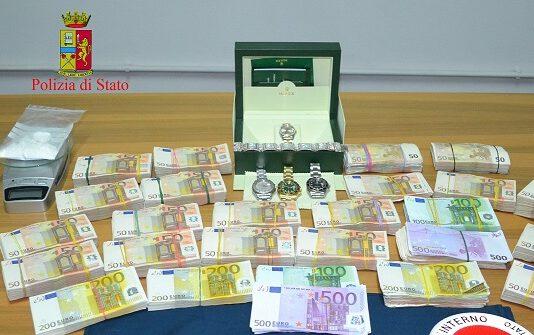 Nascondeva 280 mila euro e Rolex in casa, arrestato giovane ad Oppido Mamertina
