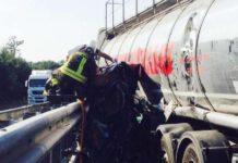Tir schiaccia auto contro guardrail, morti due gemellini di 9 mesi