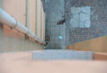 Si lancia dalla finestra pochi attimi prima dello sfratto, morto 66enne