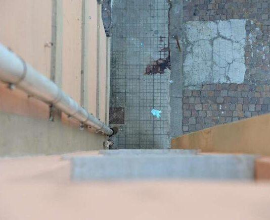 Si lancia dalla finestra pochi attimi prima dello sfratto, morto 66enne