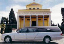 Ladri rubano carro funebre durante funerale