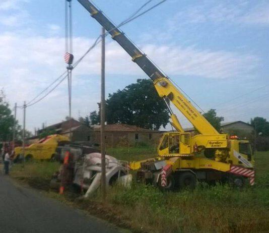 Si ribalta camion tra Rosarno e Rizziconi, ferito l’autista