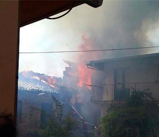 Incendio nel centro abitato di Santo Stefano: decisivo l’intervento dei Vigili del Fuoco e dell’Elicottero Anti Incendio