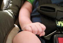 Lascia la figlia di 2 anni in auto e va a fare shopping, salva per miracolo