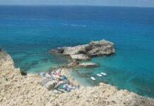 Ragazza di 25 anni sbatte la testa sugli scogli a Capo Vaticano dopo un tuffo, è grave