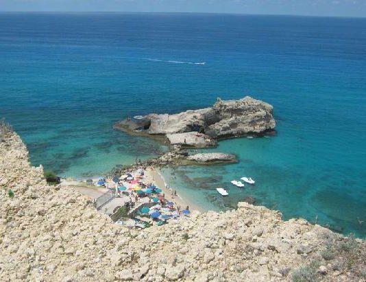 Ragazza di 25 anni sbatte la testa sugli scogli a Capo Vaticano dopo un tuffo, è grave