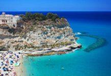 Uomo compie atti osceni in spiaggia a Tropea, sorpreso il flagranza da un finanziere