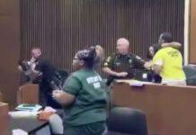 Padre picchia assassino della figlia di 3 anni dopo condanna in aula