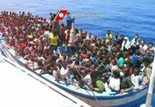 Salvati 354 immigrati a largo delle coste della Calabria