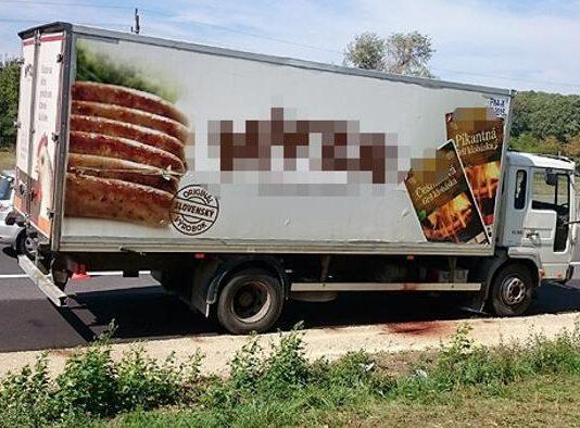 Trovati morti asfissiati 50 migranti in un tir abbandonato in autostrada