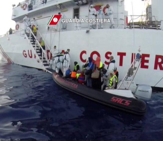 Sbarcati mille migranti, rinvenuti quattro cadaveri a Reggio Calabria
