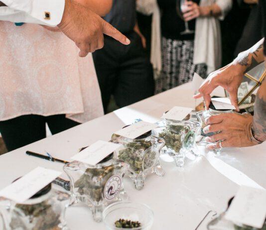 Buffet nuziale a base di marijuana per due sposi, invitati soddisfatti