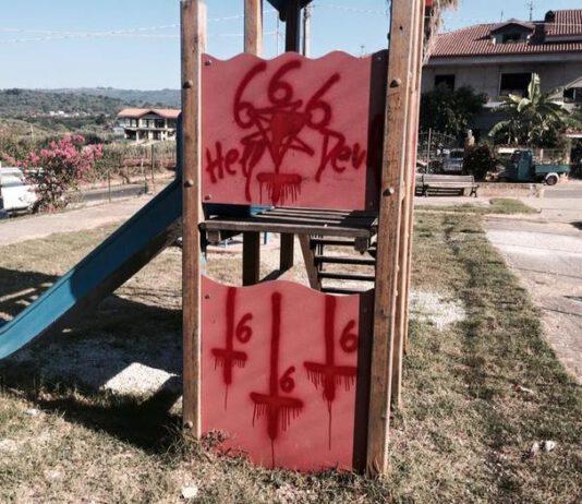 Scritte sataniche in un parco a Limbadi
