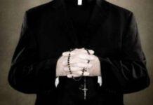 Prete molesta donna in aereo, condannato a 6 mesi