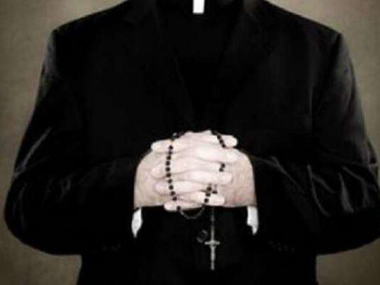 Prete molesta donna in aereo, condannato a 6 mesi