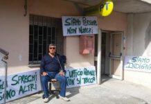 Sindaco calabrese si incantena davanti ufficio postale per protesta