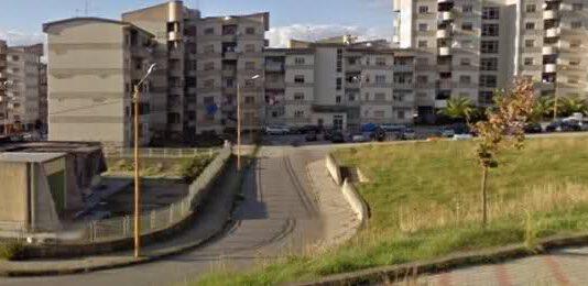 Bimba di tre anni precipita dal 5 piano di una palazzina in Calabria