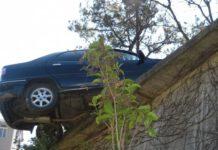 Auto finisce su ciglio della strada in bilico, due sorelle salvate dai Carabinieri