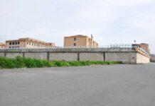 Calabria, cellulari ai detenuti in carcere, condannato un agente della Penitenziaria