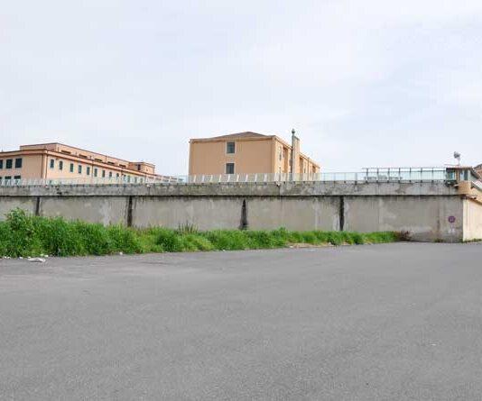Calabria, cellulari ai detenuti in carcere, condannato un agente della Penitenziaria