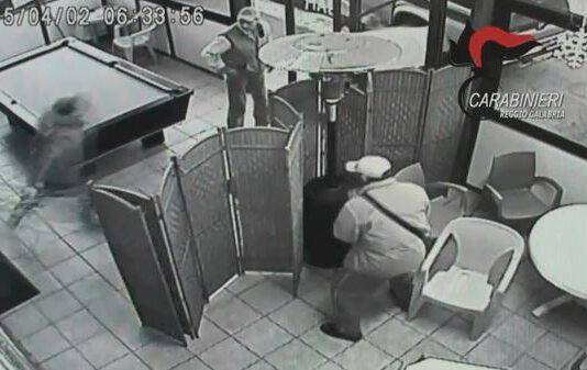 Padre e figlio gambizzati a Reggio Calabria, il video dell’agguato