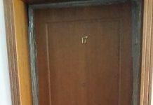 Morta in casa da due anni, i vicini sigillano la porta per il cattivo odore