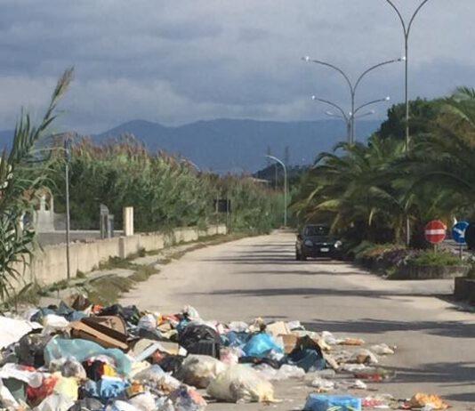 Rosarno, ancora emergenza rifiuti, i cittadini lamentano l’aria irrespirabile