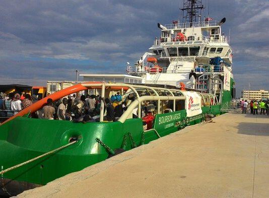 Sbarcati a Reggio 350 migranti