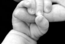 “Vendo bimbo di 19mesi a 330 euro”, annuncio choc di una madre