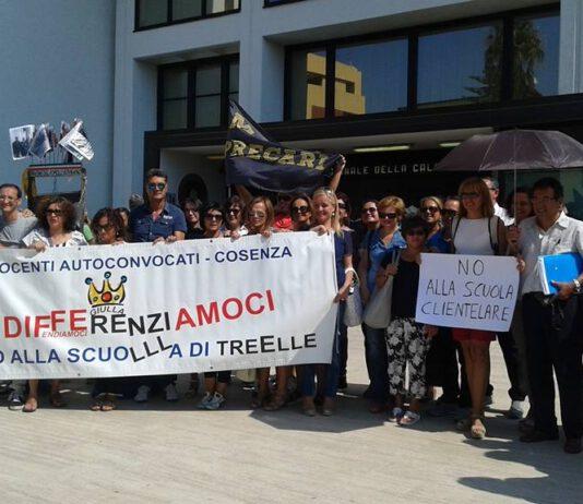 Insegnanti calabresi, “Regala un libro al governo…”
