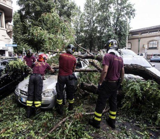 Calabria, maltempo vento e pioggia. Vigili impegnati per liberare case e strade invase dalla pioggia