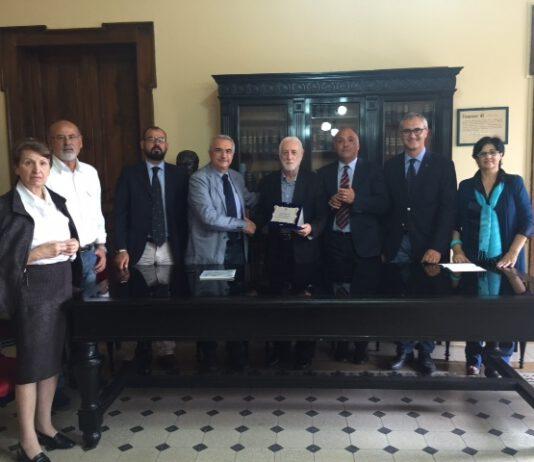Il Sindaco di Palmi consegna una targa a Vincenzo Barone