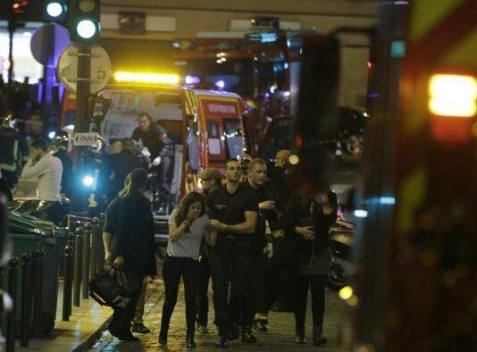 Parigi sotto assedio, sessanta morti