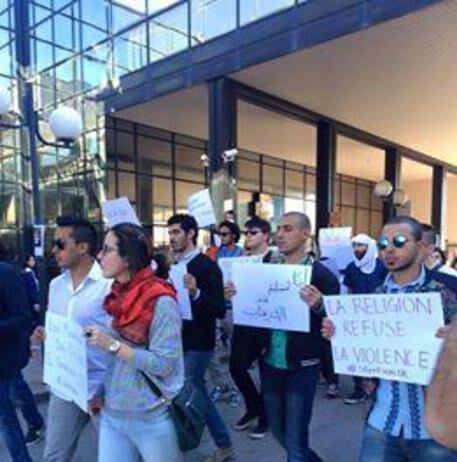 Unical, gli studenti marciano per Parigi
