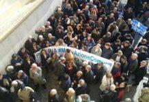 Corteo di cittadini protesta per tassa rifiuti troppo alta