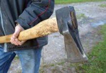 55enne minaccia poliziotti con accetta, arrestato