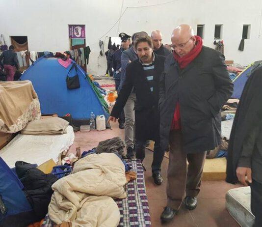 Rosarno, il presidente Oliverio visita il campo migranti: mai più lager