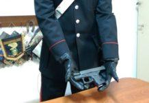 Tenta nascondere pistola in casa, arrestato