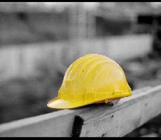 Operaio muore cadendo dal tetto