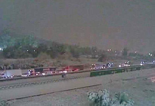 Auto bloccate in autostrada sotto la neve per 7 ore